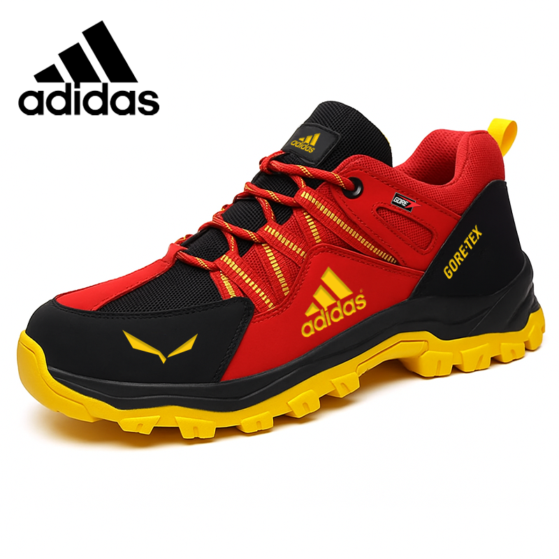 Buty trekkingowe Adidas® wykonane są z wodoodpornego i oddychającego materiału.