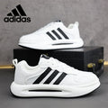 Biele voľnočasové topánky Adidas s mäkkou podrážkou