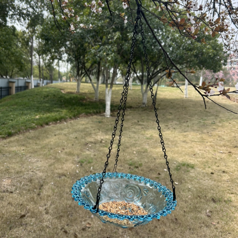 🐦🌧️Krmítko pre vtáky vo vintage štýle s kúpeľkou - možno zavesiť kamkoľvek, ľahko sa plní. Priláka drozdy a modrinky. Ideálne pre milovníkov prírody. 🏡✨